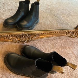 Womens Dr. Martens 2976 Chelsea Boot — Black